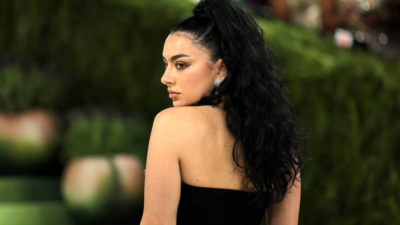 Фигура певицы Charli XCX в бикини на фото папарацци восхитила фанатов