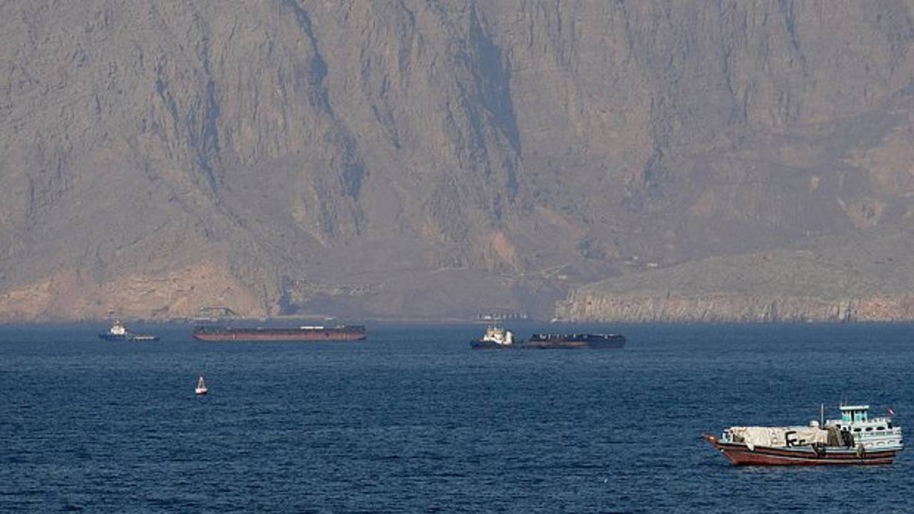 Неизвестные снаряды попали в танкер в Ормузском проливе