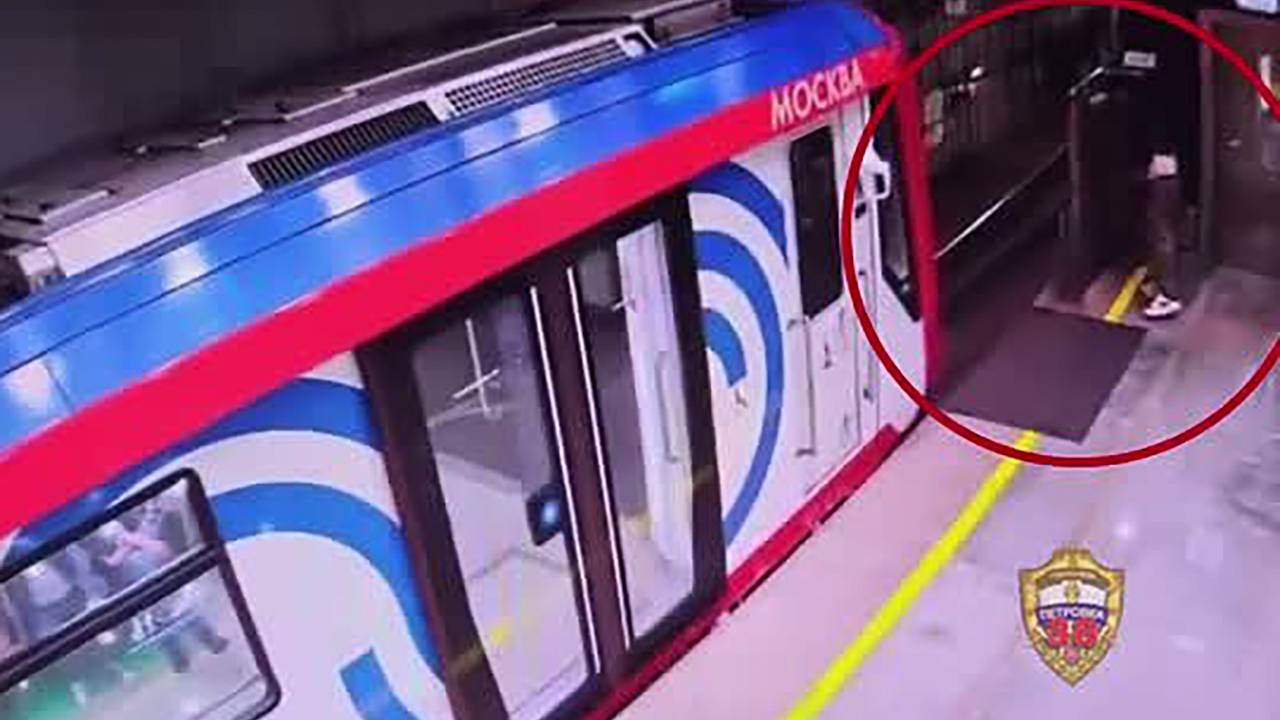 Появилось видео прыжка россиянина на рельсы в столичном метрополитене