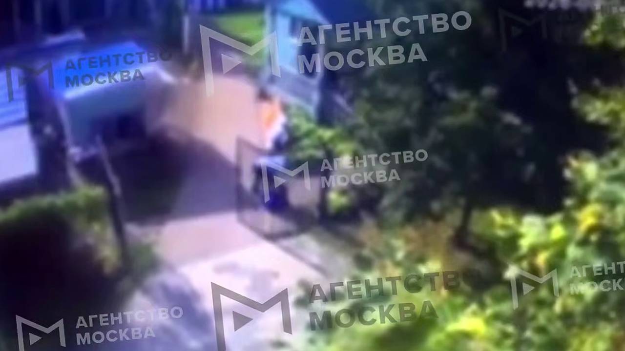 Жестокое избиение медика лопатой по голове около московского храма попало на видео Жестокое избиение медика лопатой по голове около московского храма попало на видео