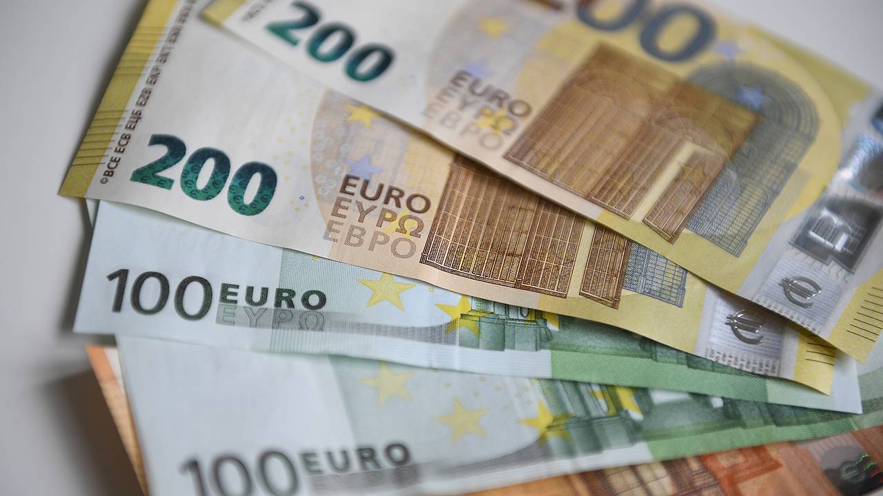 ЦБ поднял курсы доллара и евро до новых максимумов ЦБ поднял курсы доллара и евро до новых максимумов