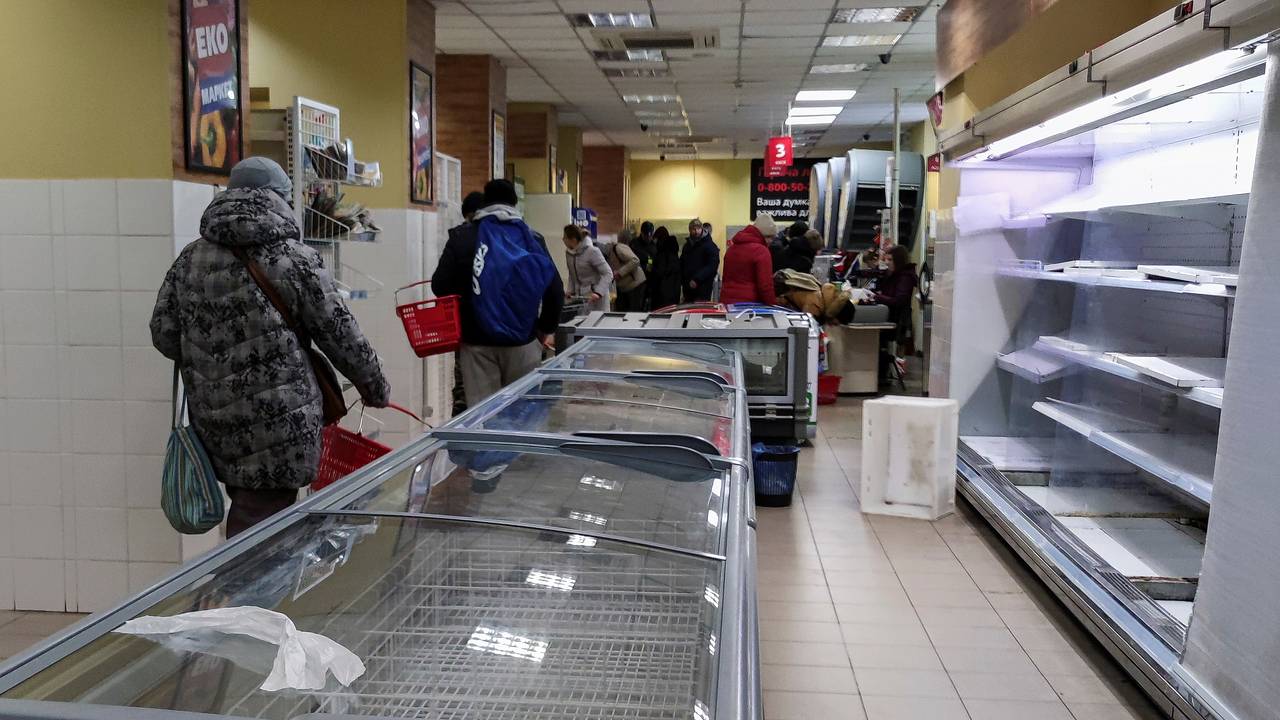 «Скупили все социальные продукты». В разных городах Украины опустели полки супермаркетов