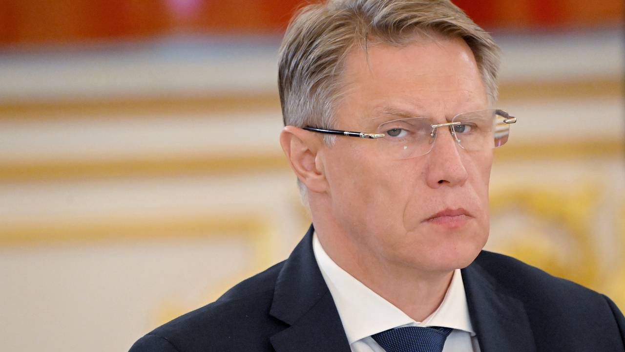 Министр здравоохранения России спас пассажира на борту самолета
