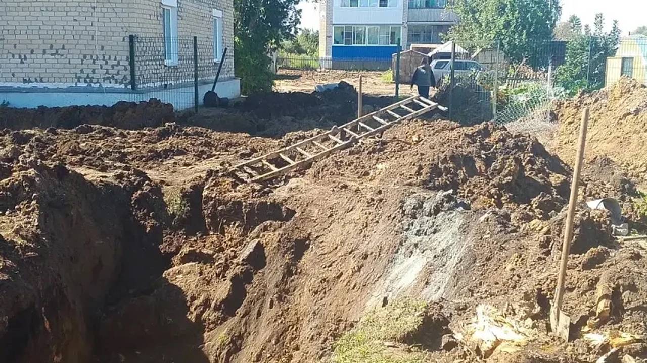 В российском регионе двое рабочих оказались под завалами при прокладке труб В российском регионе двое рабочих оказались под завалами при прокладке труб