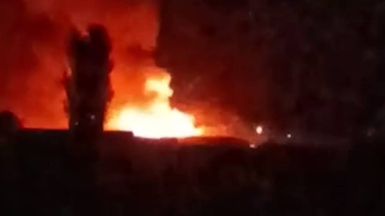 Появились кадры мощного взрыва на складе боеприпасов
