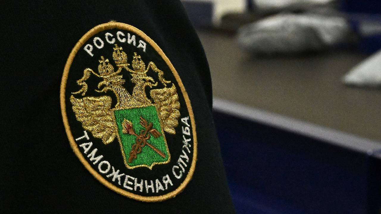 Турист попытался вывезти из России набитый миллионами чемодан и попался таможенникам