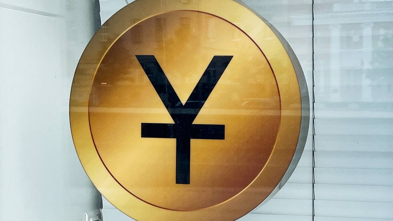 Курс рубля к юаню упал до минимума за полтора года