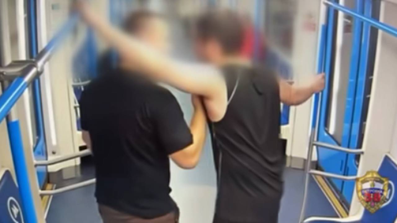 Драка в московском метро попала на видео