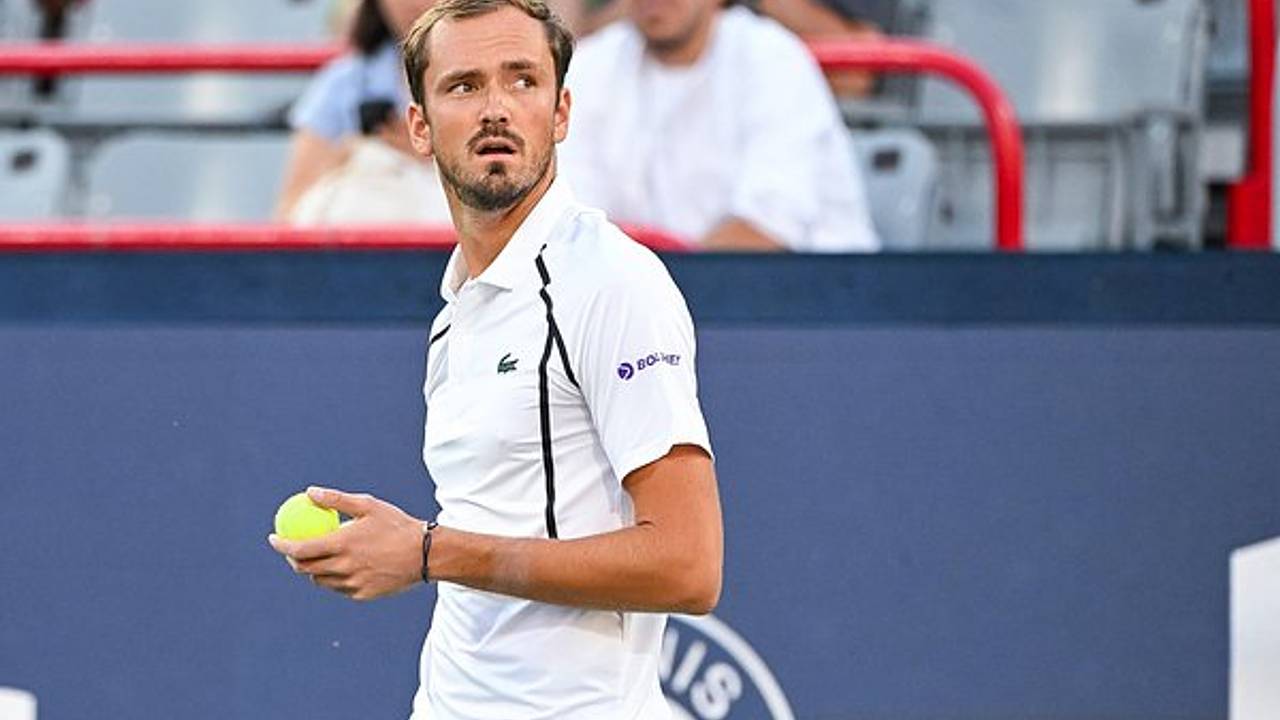 Медведев потерял очко на US Open из-за воробьев
