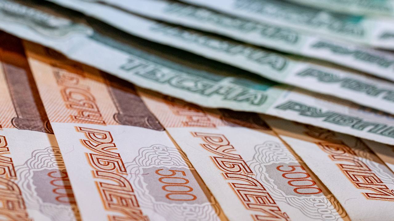 Названа отрасль с зарплатой выше 250 тысяч рублей