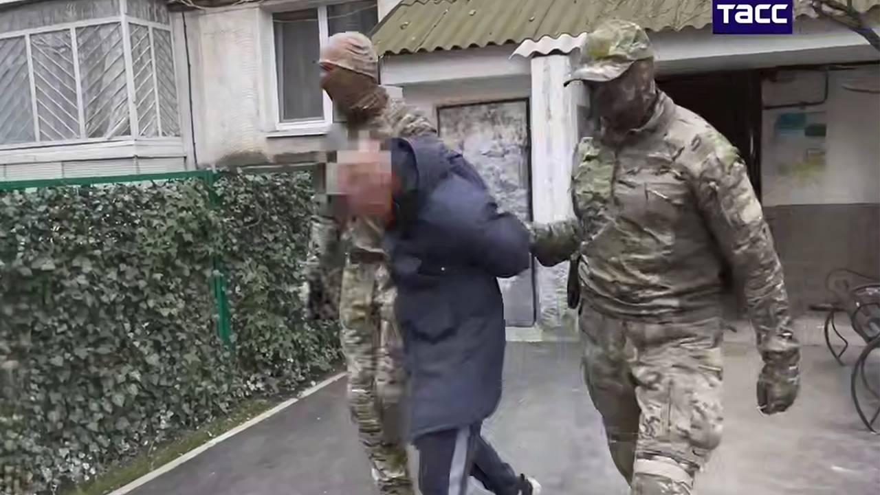 ФСБ показала на видео задержание готовившего теракт в медучреждении Минобороны