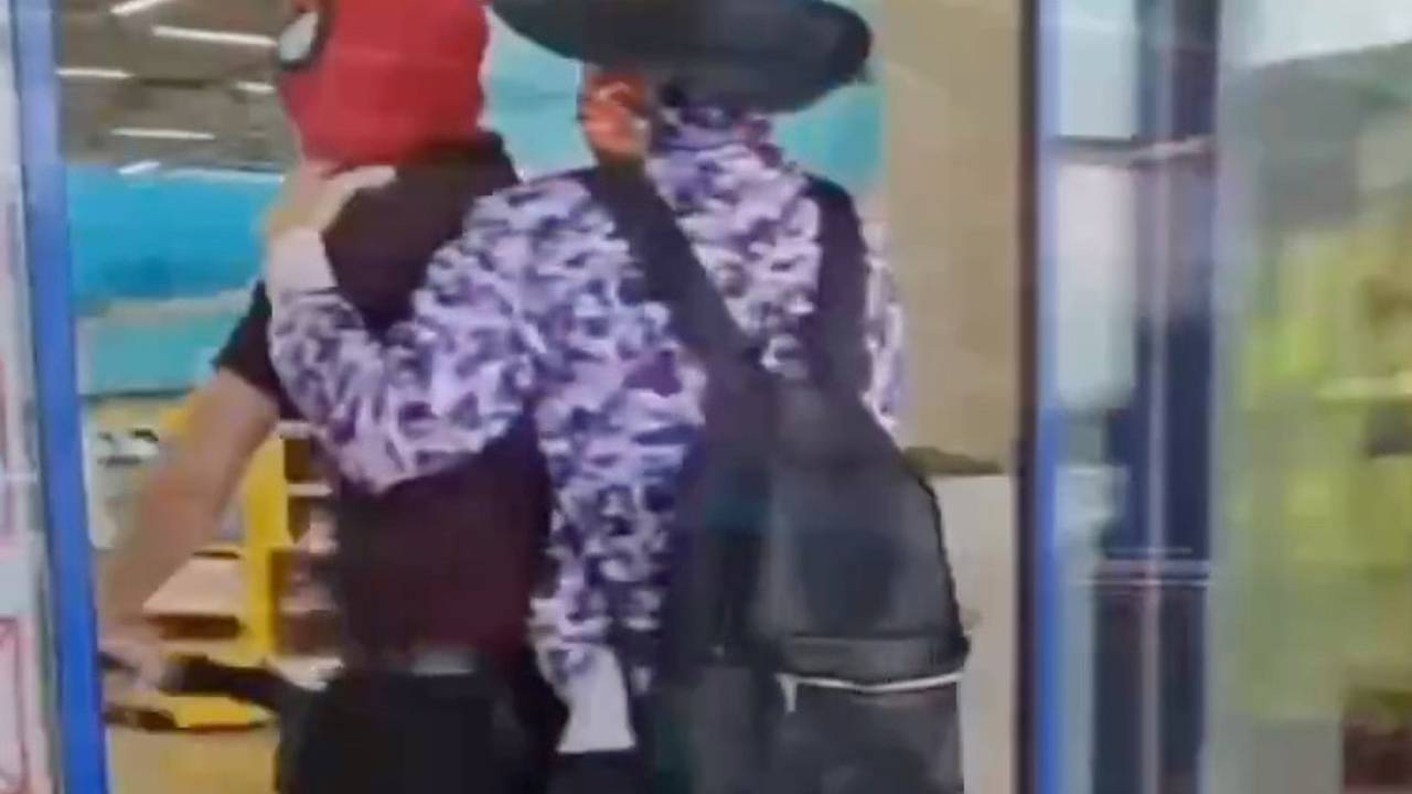 Устроивший дебош в российском торговом центре Человек-паук попал на видео