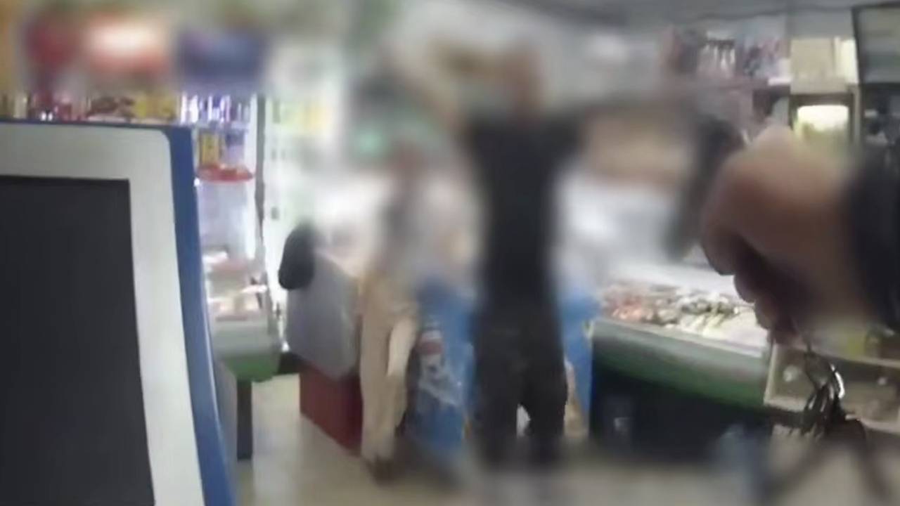 Желавшего устроить резню в российском городе мужчину заперли в магазине и сняли на видео