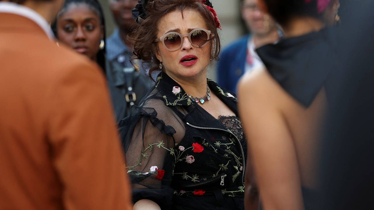 60-летняя Хелена Бонэм Картер прогулялась с молодым возлюбленным и вызвала споры в сети