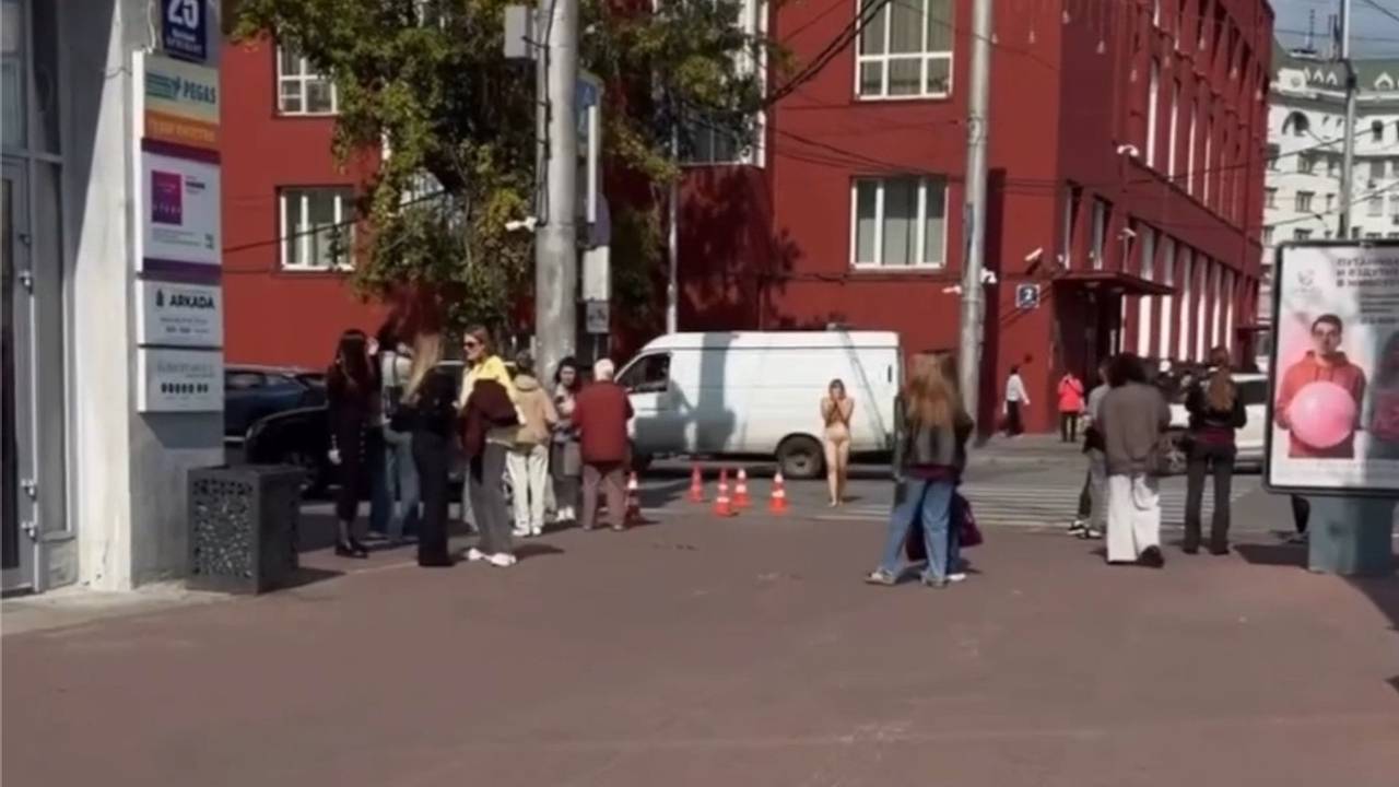 Россиянка прошлась голой по оживленной улице и попала на видео
