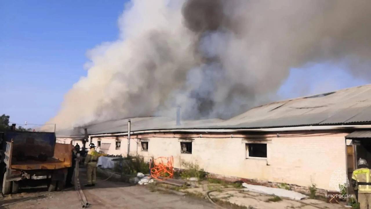 Появились кадры полыхающего цеха по металлообработке в российском регионе Появились кадры полыхающего цеха по металлообработке в российском регионе