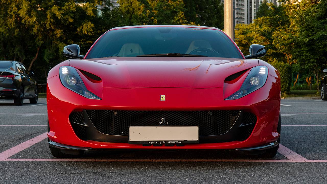 Ferrari предпринимателя Ибышева влетела в забор в центре Москвы