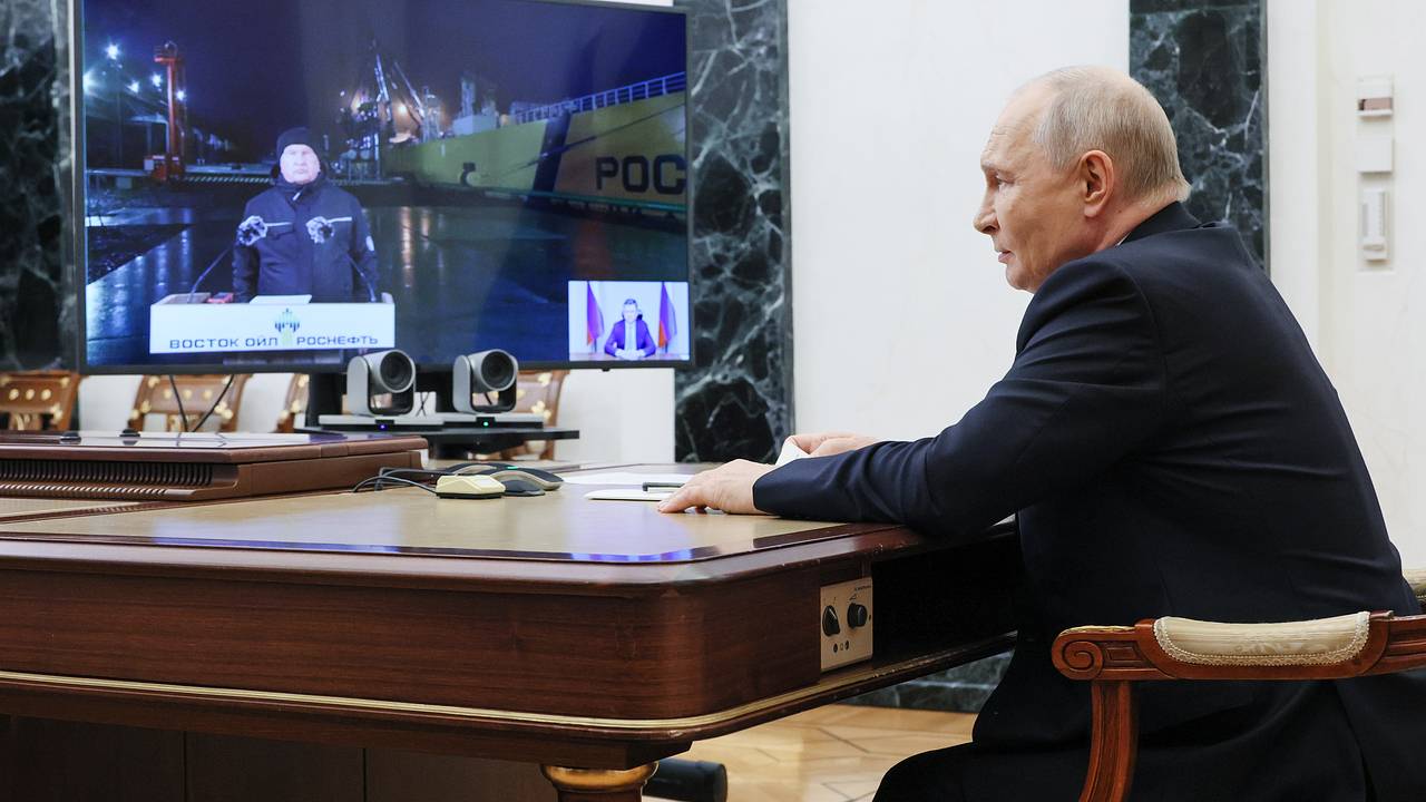 Путин дал старт работе нефтепровода к арктическому терминалу