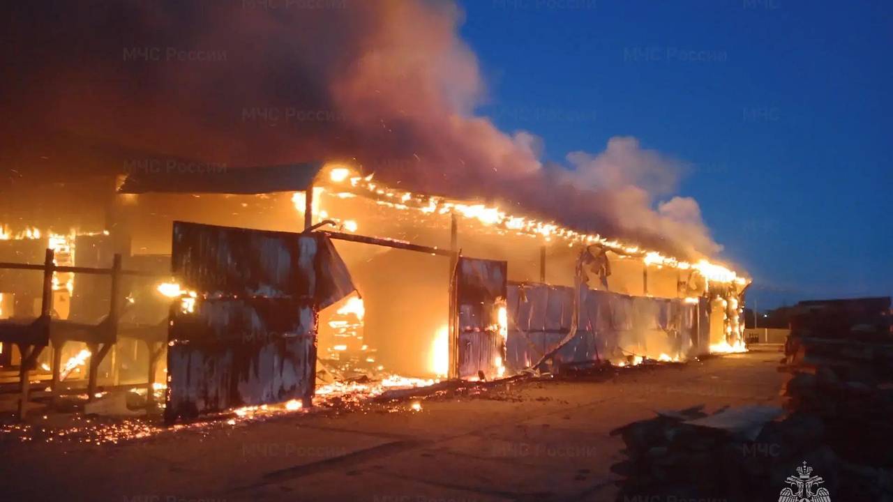 Появились кадры полыхающего склада в российском регионе Появились кадры полыхающего склада в российском регионе